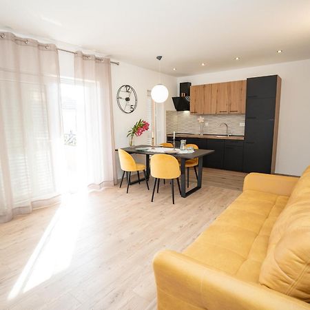 Apartments Tomulic Novalja Eksteriør bilde