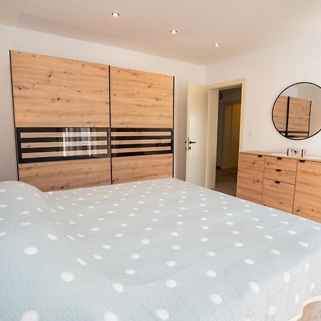 Apartments Tomulic Novalja Eksteriør bilde