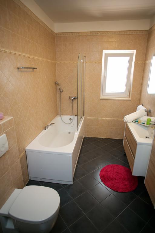 Apartments Tomulic Novalja Eksteriør bilde